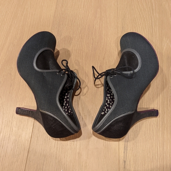 Stylish Gray Heeled Shoes - Picture 3 of 11